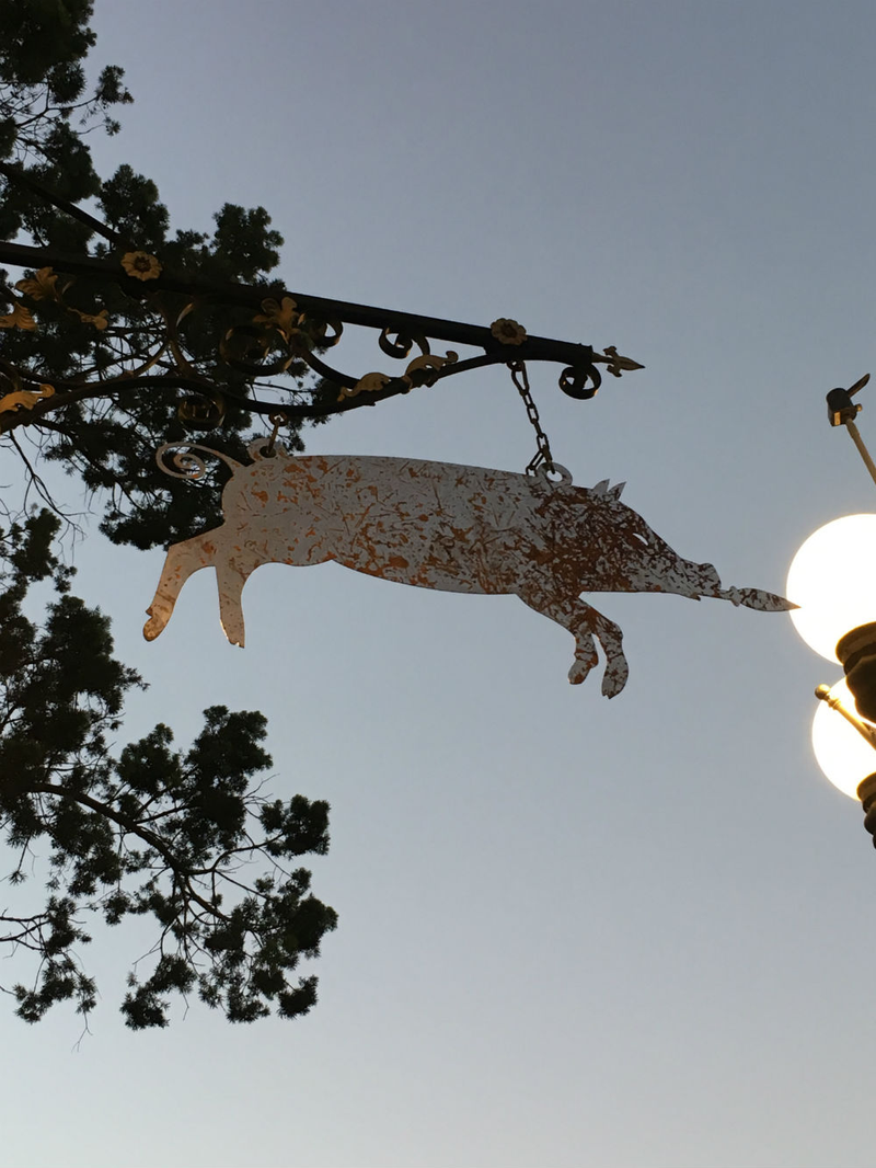 Illustration for article titled A San Diego Bar Transformed Into The Dark Tower's Dixie Pig Last Night